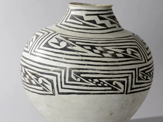 Sosi Black-on-white Jar