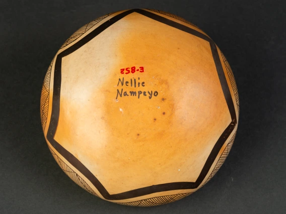 detail of E-852 showing the signature of Nellie Nampeyo