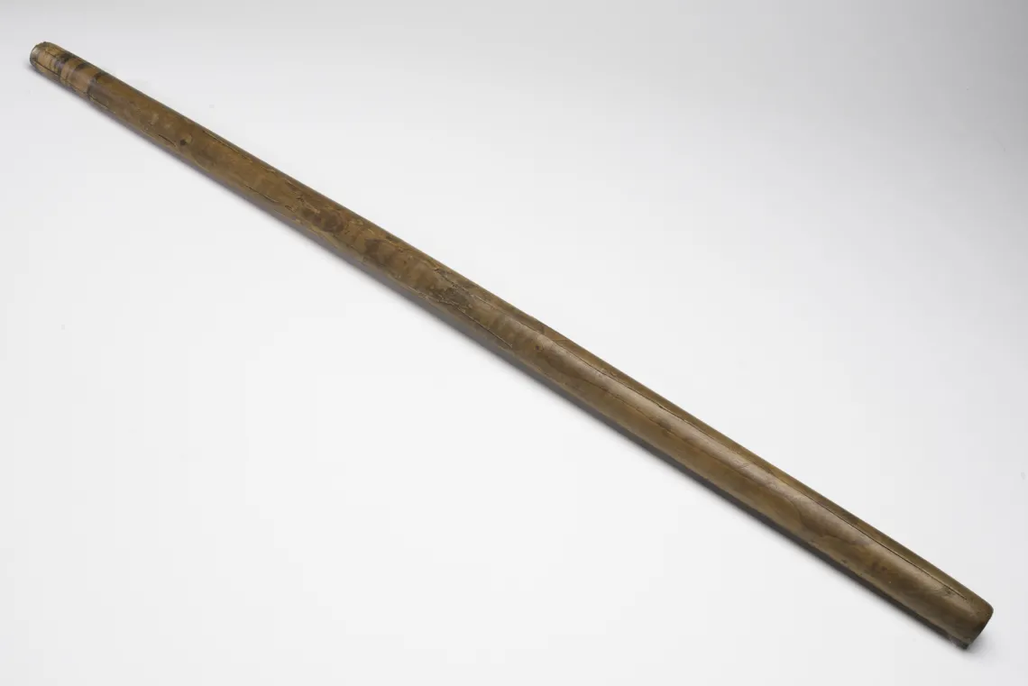 A-14551, 620–670 CE (Common Era=AD). Length: 68.5 cm, diameter: 2.8 cm.